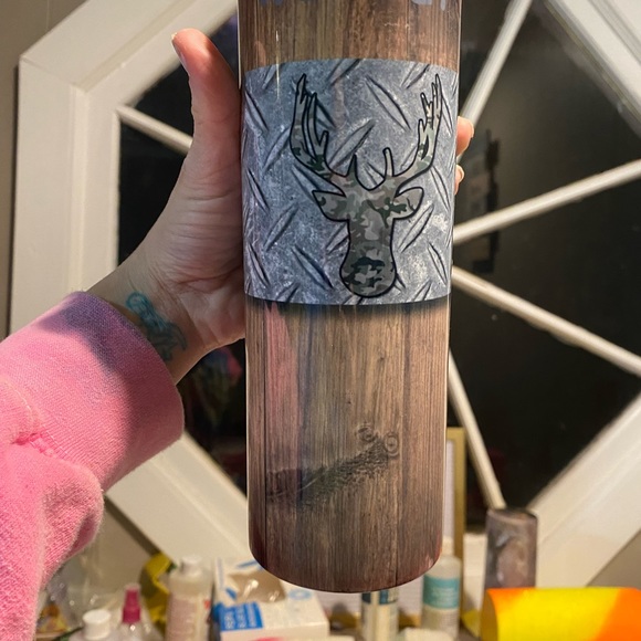 NIB DEER HUNTER WOODGRAIN W/Diamond plate strip through middle behind Camo deer - Picture 2 of 7